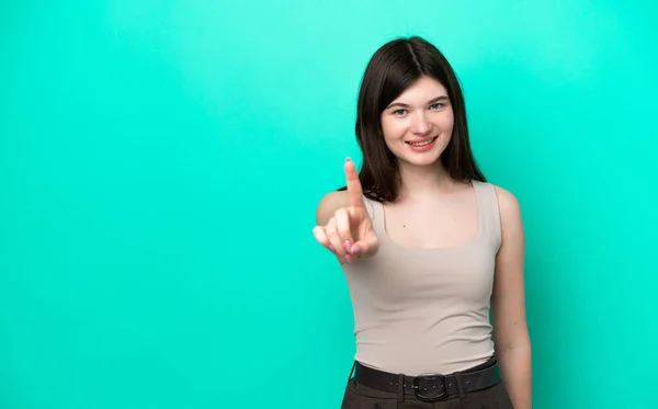 Mujer Rusa Joven Aislada Sobre Fondo Verde Mostrando Levantando Dedo — Foto de Stock