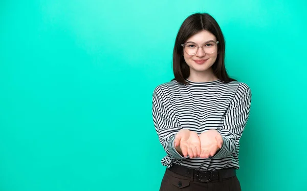 Jonge Russische Vrouw Geïsoleerd Groene Achtergrond Houden Copyspace Imaginair Palm — Stockfoto
