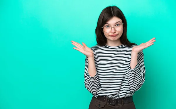 Young Russian Woman Isolated Green Background Making Doubts Gesture — Stockfoto