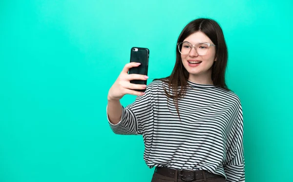 Joven Mujer Rusa Aislada Sobre Fondo Verde Haciendo Una Selfie —  Fotos de Stock