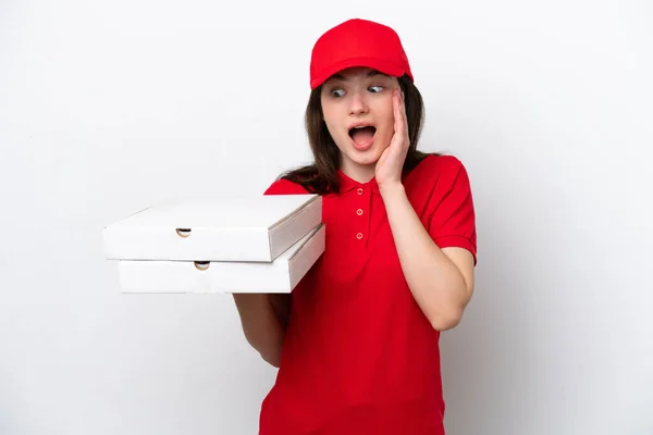 Молодая Российская Доставка Пиццы Подобрав Коробки Пиццы Изолированы Белом Фоне — стоковое фото