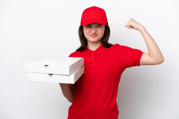Молодая Российская Доставка Пиццы Собирая Коробки Пиццы Изолированы Белом Фоне — стоковое фото