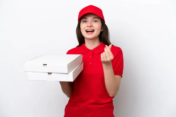 若いロシアのピザ配達ピザボックスを拾う白い背景に隔離されたお金のジェスチャーを作る — ストック写真