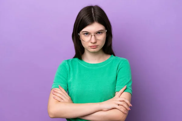 Joven Mujer Rusa Bonita Aislada Sobre Fondo Púrpura Con Gafas — Foto de Stock