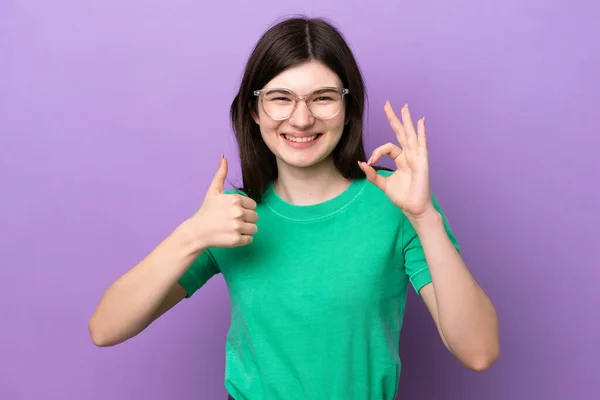 Young Pretty Russian Woman Isolated Purple Background Glasses Doing Sign — 스톡 사진