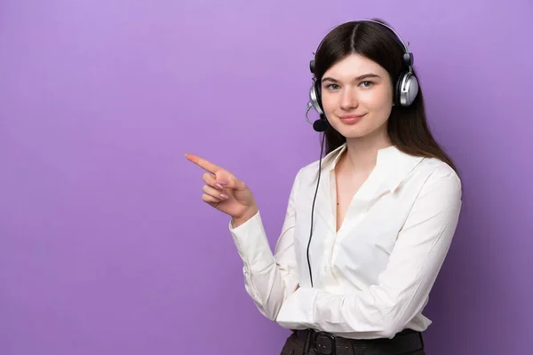 Τηλεμάρκετερ Ρωσίδα Που Δουλεύει Ακουστικά Απομονωμένα Μωβ Φόντο Δείχνοντας Δάχτυλο — Φωτογραφία Αρχείου