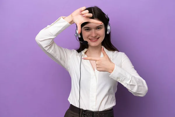 一位俄罗斯妇女带着一个被紫色背景聚焦的脸隔离的耳机工作 框框符号 — 图库照片