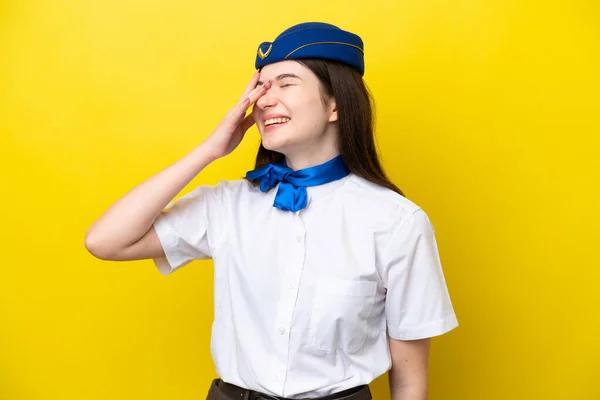 Flugzeugstewardess Russische Frau Isoliert Auf Gelbem Hintergrund Hat Etwas Erkannt — Stockfoto