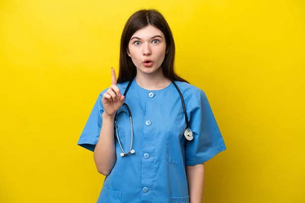 Junge Chirurgin Ärztin Russische Frau Isoliert Auf Gelbem Hintergrund Beabsichtigt — Stockfoto