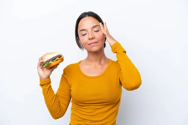 Młoda Latynoska Kobieta Trzyma Hamburgera Białym Tle Uśmiechając Się Dużo — Zdjęcie stockowe