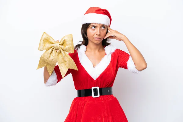 Joven Mujer Hispana Vestida Como Mamá Noel Sosteniendo Lazo Navidad —  Fotos de Stock