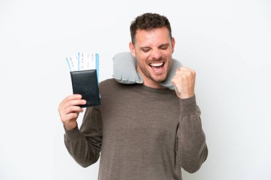 Beyaz arka planda izole edilmiş pasaport taşıyan beyaz bir adam zaferi kutluyor.