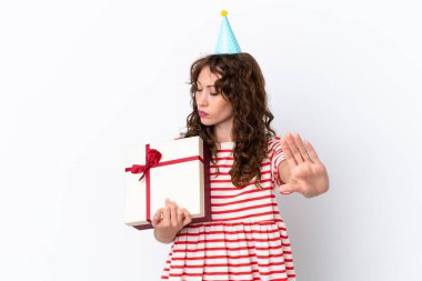 Kıvırcık saçlı genç bir kadın beyaz arka planda izole edilmiş halde duruyor ve hayal kırıklığına uğruyor.