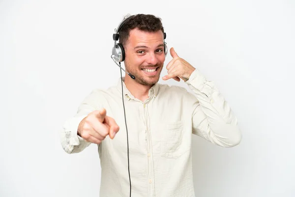 卡卡西亚男人 带着耳机 独立在白色背景下 做着电话手势 指着前方 — 图库照片