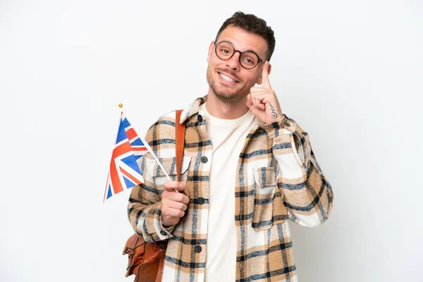 年轻的恐慌性男子举着一面英国国旗 与白人背景隔离 思考着一个想法 — 图库照片
