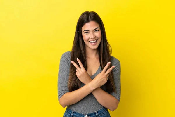 Mujer Brasileña Joven Aislada Sobre Fondo Amarillo Sonriendo Mostrando Signo —  Fotos de Stock