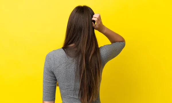 Young Brazilian Woman Isolated Yellow Background Back Position Thinking — Stock fotografie