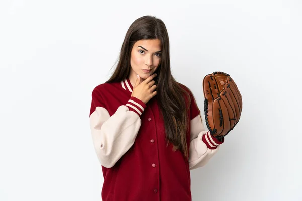 白い背景思考に隔離された野球手袋を持つプレーヤーブラジル人女性 — ストック写真