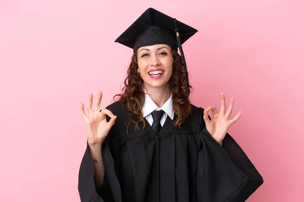 Νεαρή Απόφοιτος Πανεπιστημίου Γυναίκα Απομονωμένη Ροζ Φόντο Δείχνει Μια Πινακίδα — Φωτογραφία Αρχείου