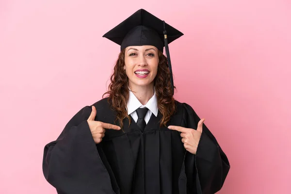 若い大学院生女性はピンクの背景に誇りと自己満足 — ストック写真