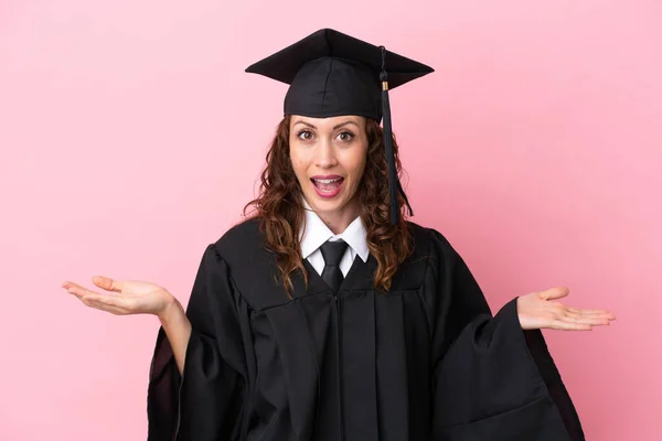 Jovem Universitária Graduada Isolada Fundo Rosa Com Expressão Facial Chocada — Fotografia de Stock