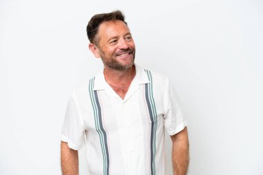 Beyaz arka planda soyutlanmış orta yaşlı beyaz bir adam yan bakıp gülümsüyor.