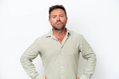 Beyaz arka planda izole edilmiş orta yaşlı beyaz bir adam kızgın.