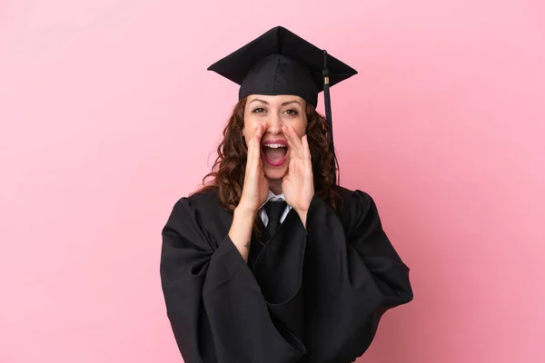 若い大学院生女性隔離されたピンクの背景叫びと何かを発表 — ストック写真