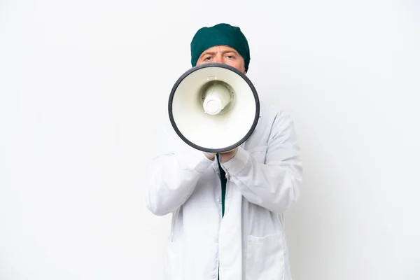 Middelbare Leeftijd Chirurg Groen Uniform Geïsoleerd Witte Achtergrond Schreeuwen Door — Stockfoto