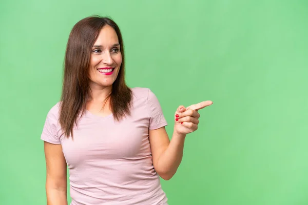 Middle Aged Caucasian Woman Isolated Background Pointing Finger Side Presenting — Stock Photo, Image