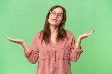 Orta yaşlı, beyaz bir kadın izole bir hayat sürüyor ve gülümsüyor.