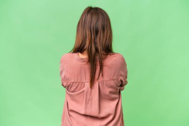 Orta yaşlı beyaz kadın arka planda izole edilmiş bir geçmişi var.