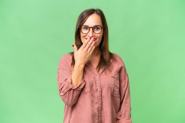 Orta yaşlı beyaz kadın izole edilmiş arka planda mutlu ve gülümsüyor.