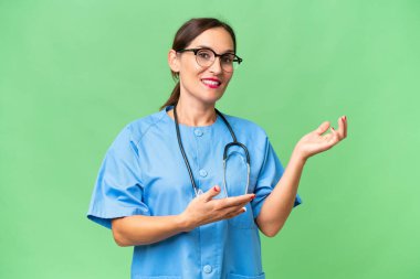 Orta yaşlı bir hemşire, soyutlanmış bir geçmişi var. Davet edildiği için ellerini yana uzatıyor.