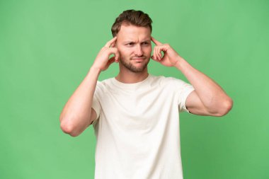 Soyutlanmış geçmişi olan genç, sarışın, beyaz bir adam. Şüpheleri ve düşünceleri var.