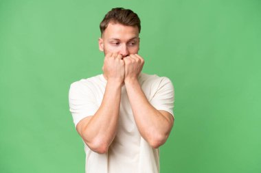 İzole edilmiş geçmişi olan genç sarışın, beyaz bir adam gergin ve korkmuş bir şekilde elleriyle suni teneffüs yapıyor.