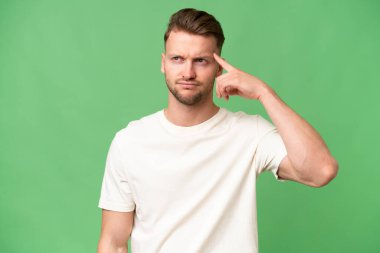 Soyutlanmış geçmişi olan genç sarışın beyaz bir adam parmağını kafasının üstüne koyuyor.