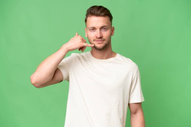 Sarışın, beyaz bir erkek izole edilmiş bir şekilde telefon jesti yapıyor. Bana geri dönüş işareti ver.