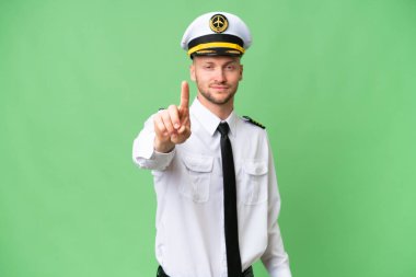 Uçak pilotu izole edilmiş arka planda parmağını kaldırıyor.