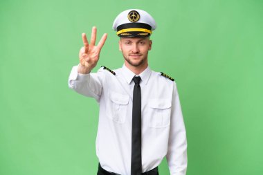 Uçak pilotu arka planda mutlu ve parmaklarıyla üçe kadar sayıyor.