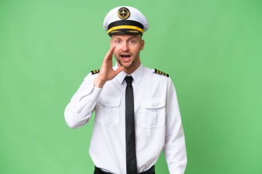 Uçak pilotu şaşırmış ve şok olmuş bir yüz ifadesiyle izole edilmiş.