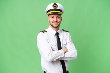 Uçak pilotu izole edilmiş arka planda kolları bağlı ve ileriye bakıyor.