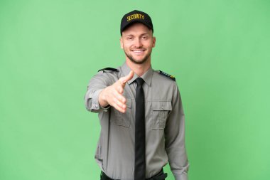 İzole edilmiş geçmişi olan beyaz bir adam iyi bir anlaşma için el sıkışıyor.