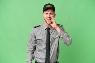 İzole edilmiş arka planda genç bir beyaz adam ağzı açık bağırıyor.