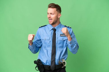 Genç bir polis zaferi kutluyor.