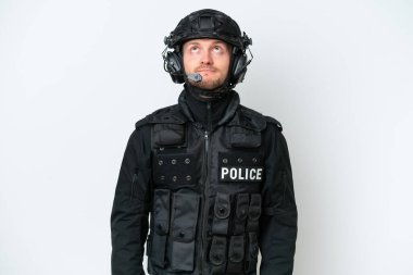 İzole edilmiş beyaz arkaplan üzerinde SWAT adamı
