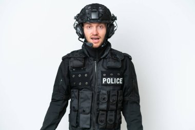 İzole edilmiş beyaz arka planda, şaşırmış yüz ifadesi olan SWAT adamı.