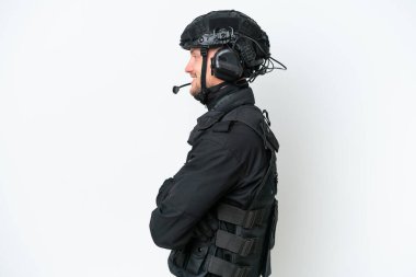 SWAT ekibi beyaz arka plan üzerinde yan pozisyonda.