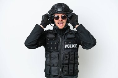 Gözlüklü, şaşırmış, izole edilmiş beyaz arka planı olan SWAT adamı.