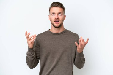 Beyaz arka planda izole edilmiş genç sarışın beyaz adam bunalıma girdi.